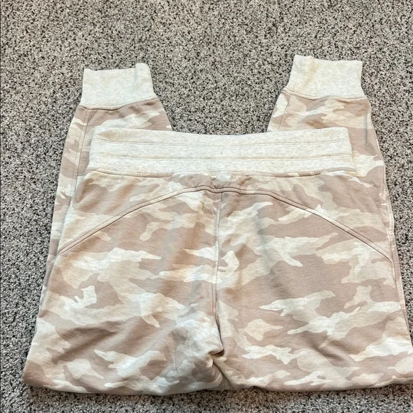 Athleta balance printed jogger in a neutral camo. Size MP. - Picture 5 of 7